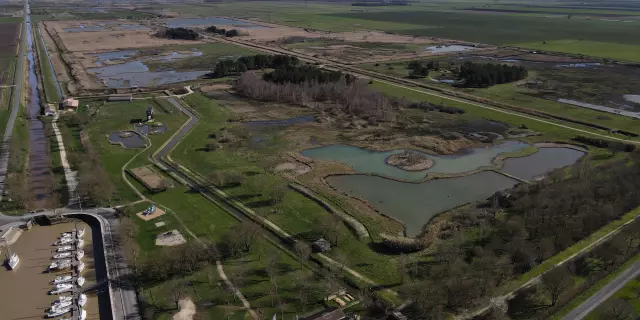 Vue aérienne Terres d'oiseaux port des callonges Estuaire de la Gironde
