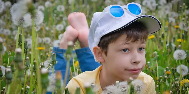 Enfant dans champ de fleur